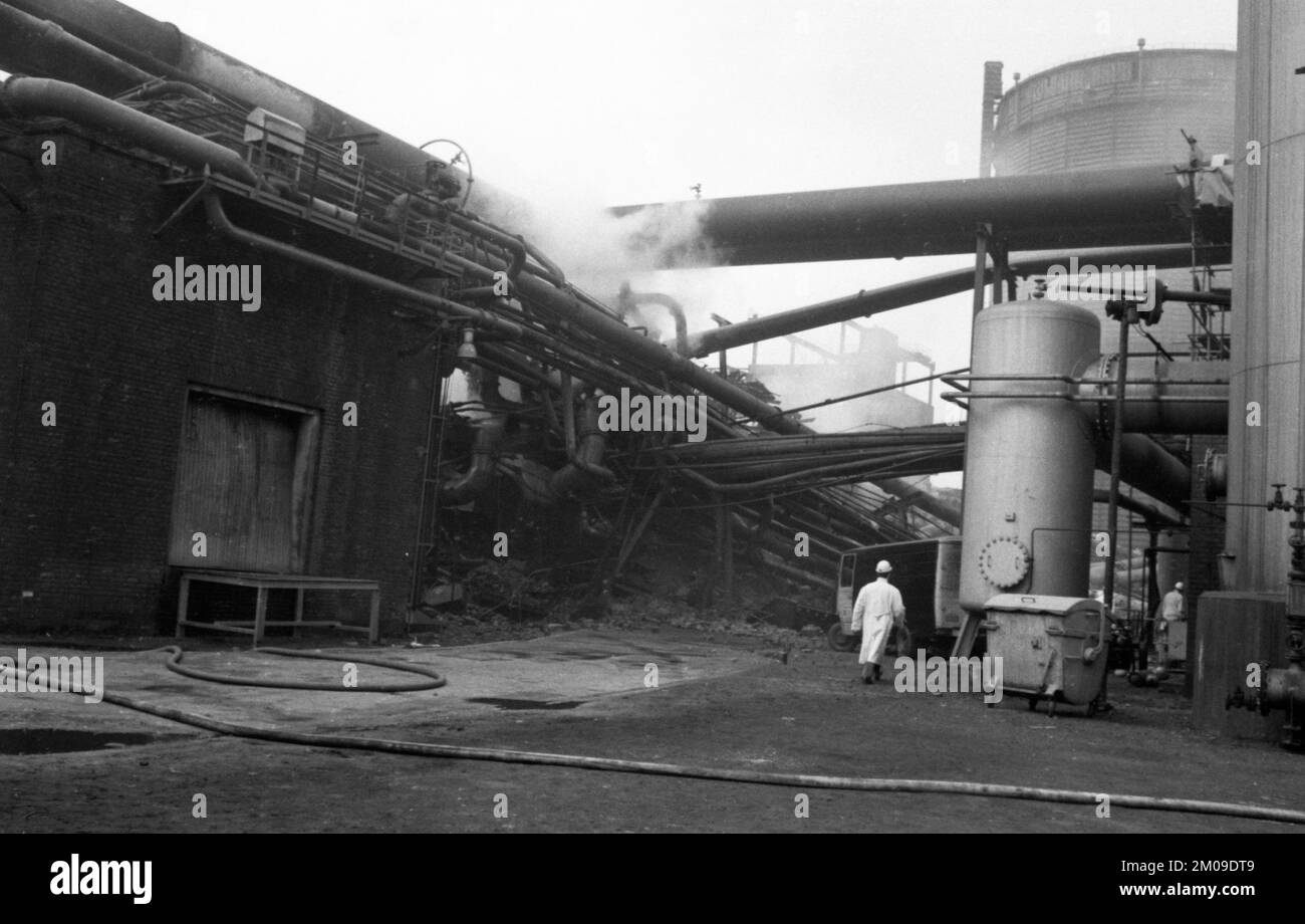 L'impianto di coking della colleria Gneisenau di Dortmund-Oespel è stato scosso da un'esplosione il 17 luglio 1974. Il danno alla proprietà è stato considerevole, Ger Foto Stock