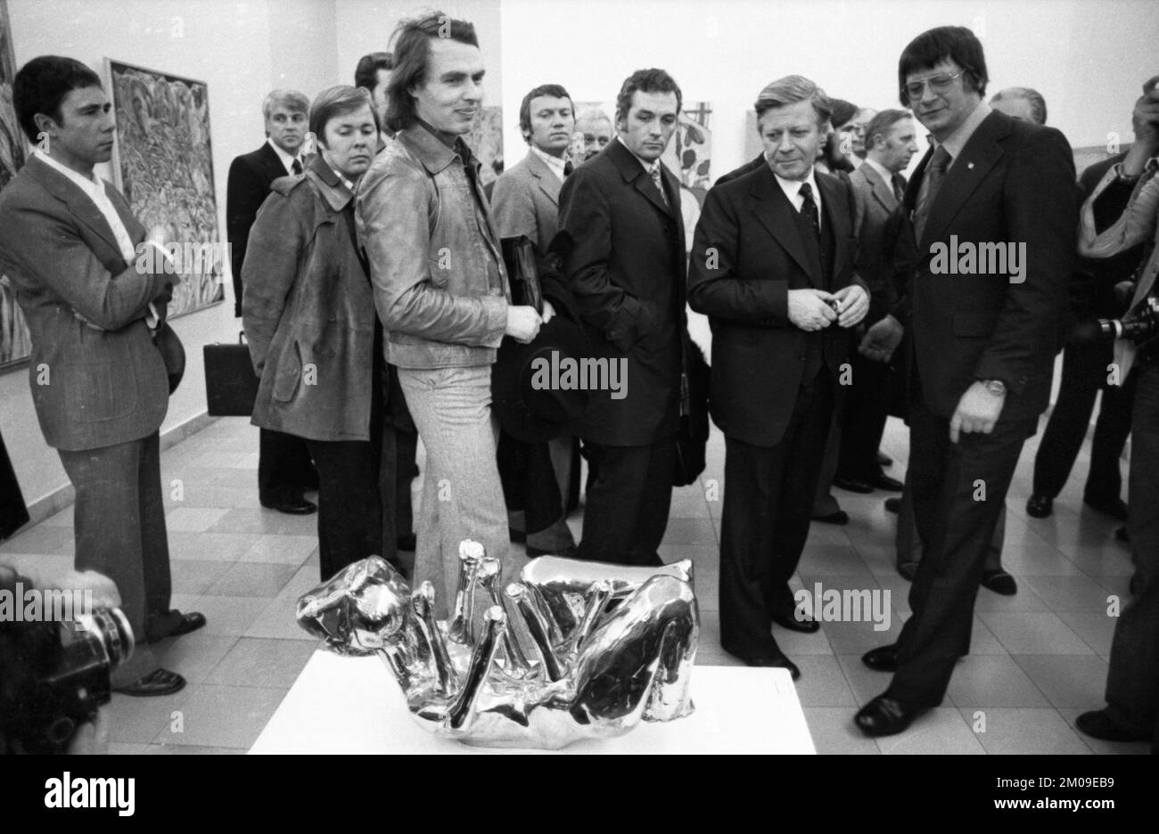 Il cancelliere federale Helmut Schmidt ha aperto una mostra d'arte presso l'Ostwallmuseum di Dortmund il 11,4.1975. Helmut Schmidt 2nd da destra, Germania, Euro Foto Stock