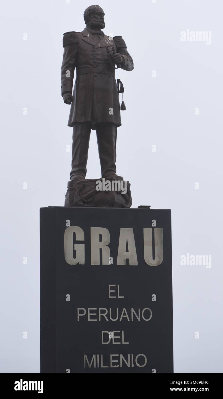 Statua dell’eroe navale Miguel María Grau Seminario “il peruviano del millennio”. Miraflores, Lima, Perù. Foto Stock