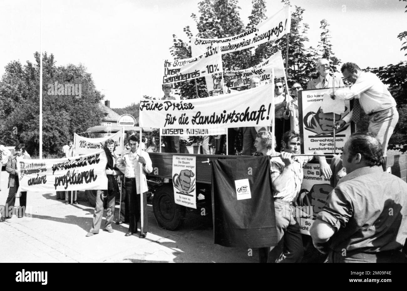 Gli agricoltori hanno marciato con i loro trattori per protestare ad Aquisgrana il 17.9.1974 per manifestare contro i bassi prezzi alla produzione, Germania, Europa Foto Stock