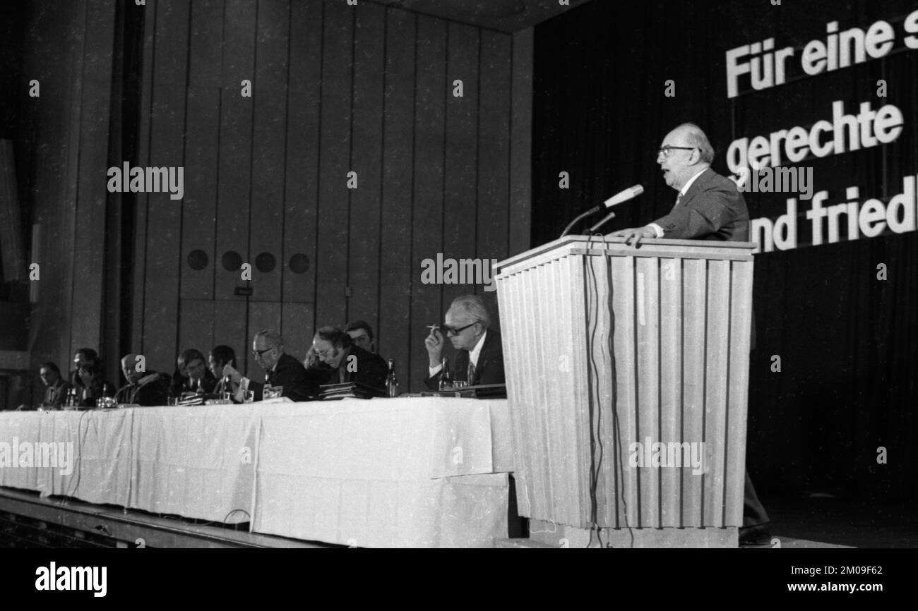 Pace e disarmo sono i temi di una conferenza del movimento di pace del 08.12.1974 a Bad Godesberg, Germania, Europa Foto Stock