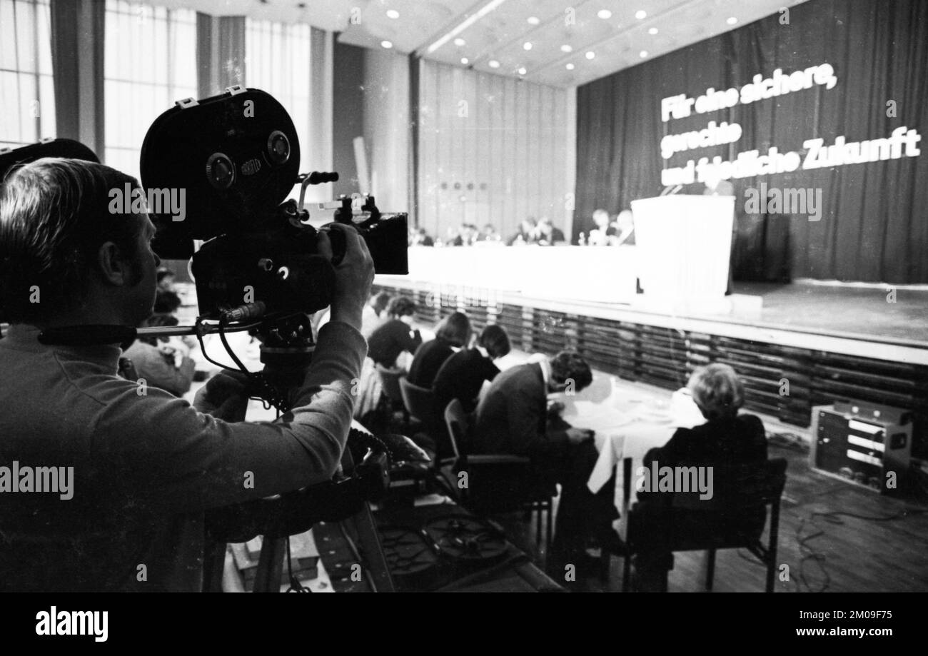 Pace e disarmo sono i temi di una conferenza del movimento di pace del 08.12.1974 a Bad Godesberg, Germania, Europa Foto Stock