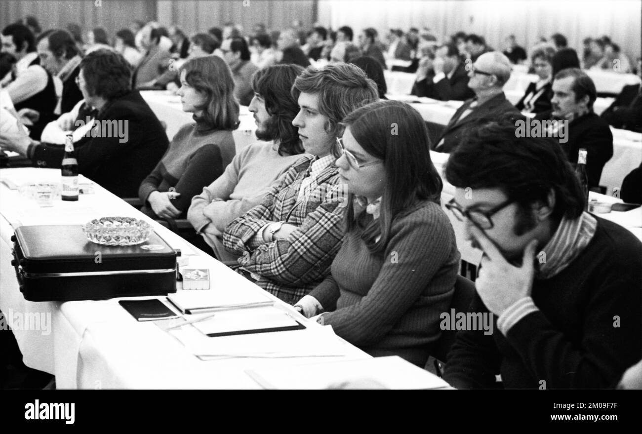 Pace e disarmo sono i temi di una conferenza del movimento di pace del 08.12.1974 a Bad Godesberg, Germania, Europa Foto Stock