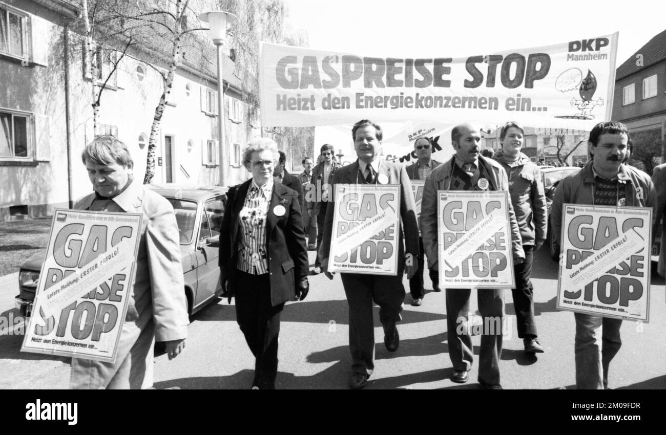 Nella campagna elettorale municipale, i membri e i sostenitori del Partito comunista tedesco (DKP) hanno dimostrato per un congelamento dei prezzi del gas, contro le armi sp Foto Stock