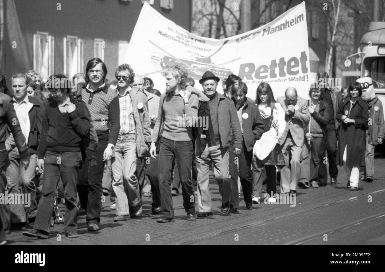 Nella campagna elettorale municipale, i membri e i sostenitori del Partito comunista tedesco (DKP) hanno dimostrato per un congelamento dei prezzi del gas, contro le armi sp Foto Stock