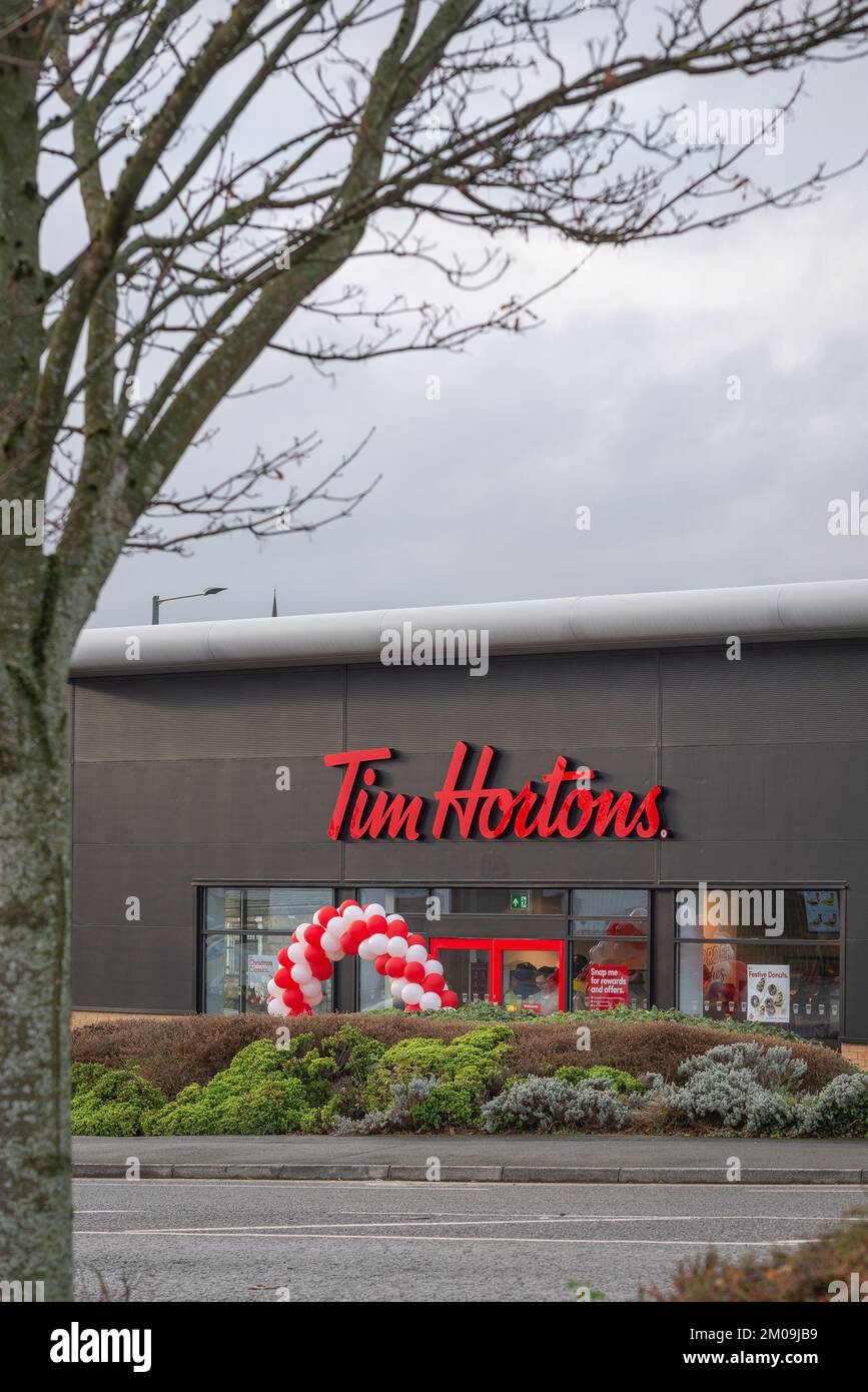 Burnley Lancashire. Data del 5 dicembre 2022. Il nuovo edificio Tim Hortons. Arco palloncino rosso e bianco all'apertura del nuovo edificio. Foto Stock