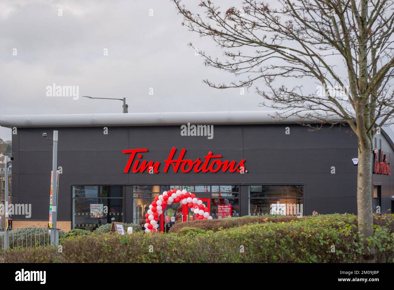 Burnley Lancashire. Data del 5 dicembre 2022. Il nuovo edificio Tim Hortons. Arco palloncino rosso e bianco all'apertura del nuovo edificio. Foto Stock