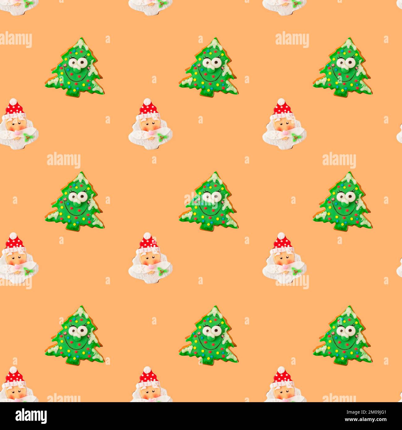Biscotti di pan di zenzero con albero di Natale e Babbo Natale su sfondo beige, motivo senza cuciture Foto Stock