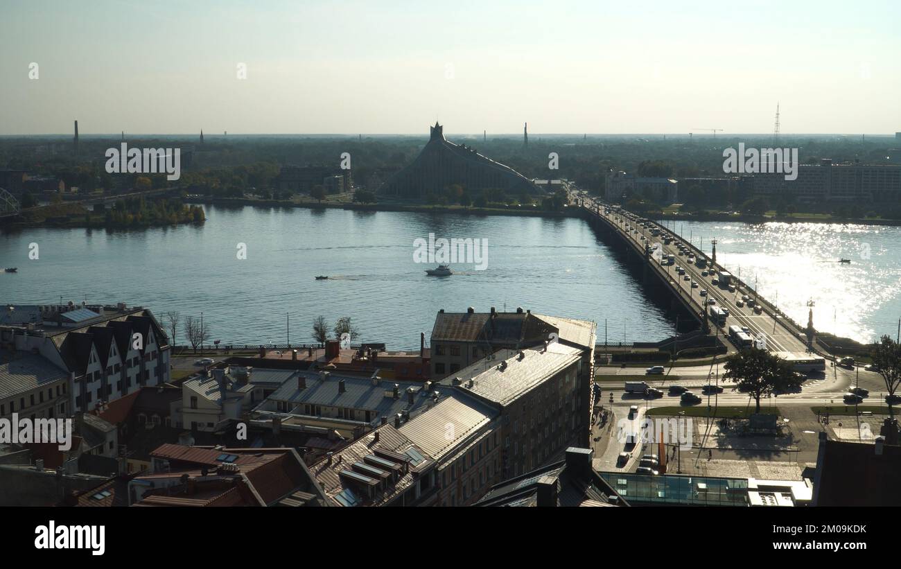 Visione aerea dal centro storico di riga al fiume Daugava, di fronte alla capitale lettone, con vista sul traffico cittadino sul ponte. Foto Stock