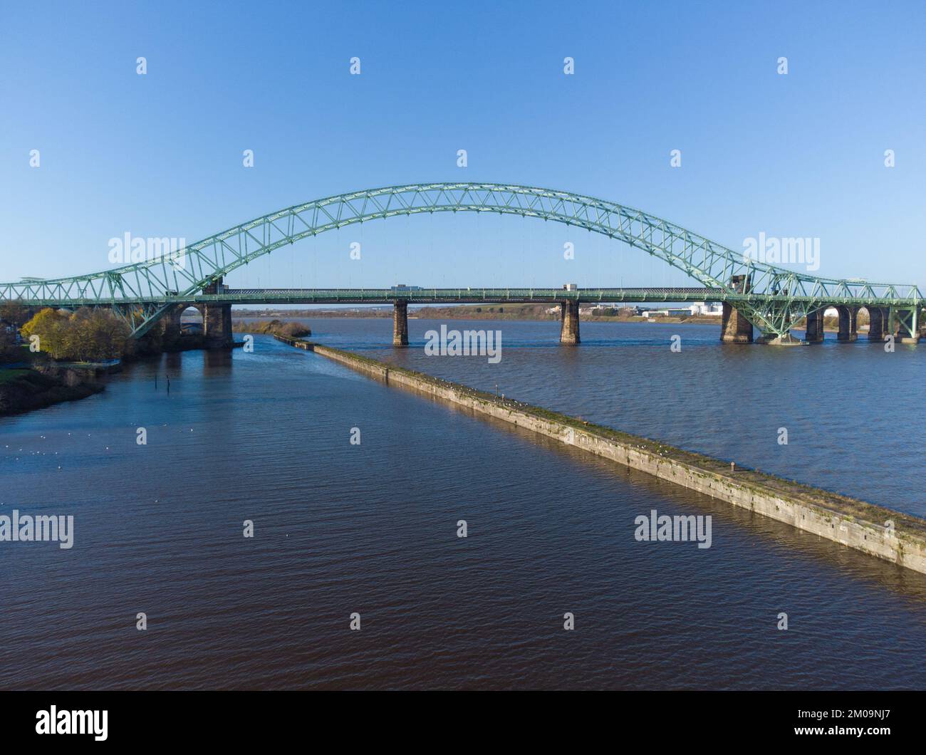 Ponte giubilare d'argento sulla Mersey tra Runcorn e Widnes Foto Stock