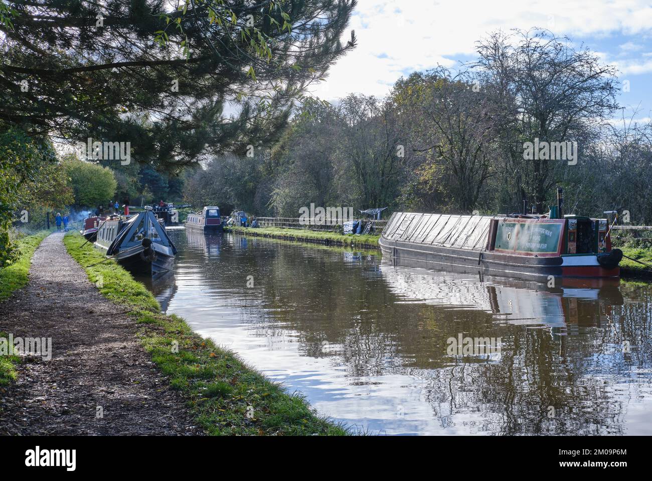 Barche strette ormeggiate sul canale Shropshire Union a Audlem, Cheshire Foto Stock