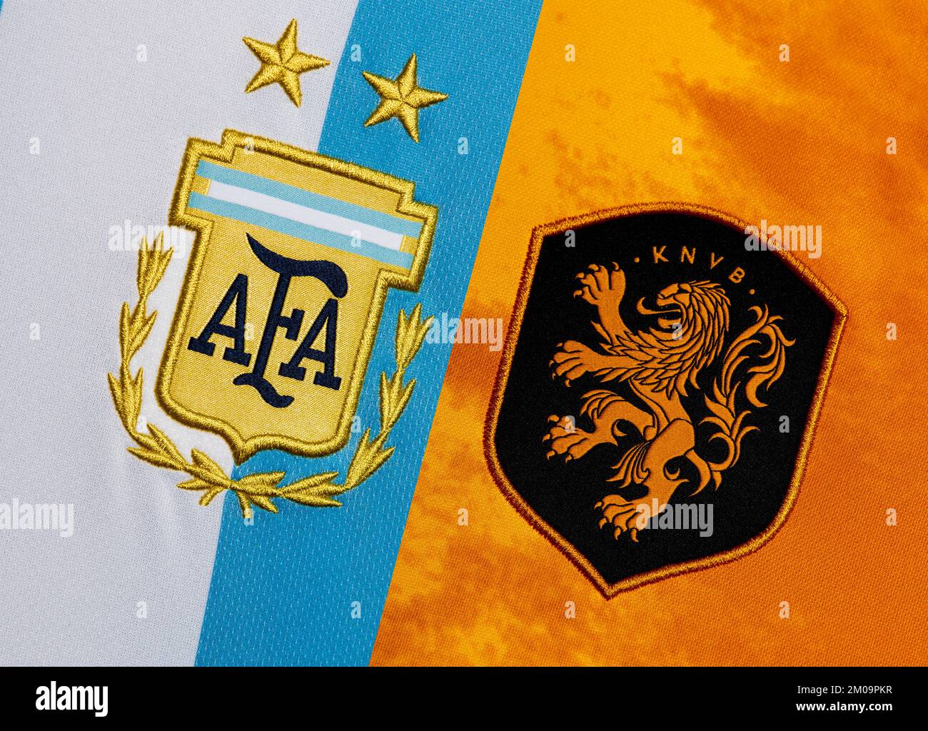 Primo piano della cresta della nazionale di calcio sulla divisa Home. Coppa del mondo FIFA Qatar 2022 Foto Stock