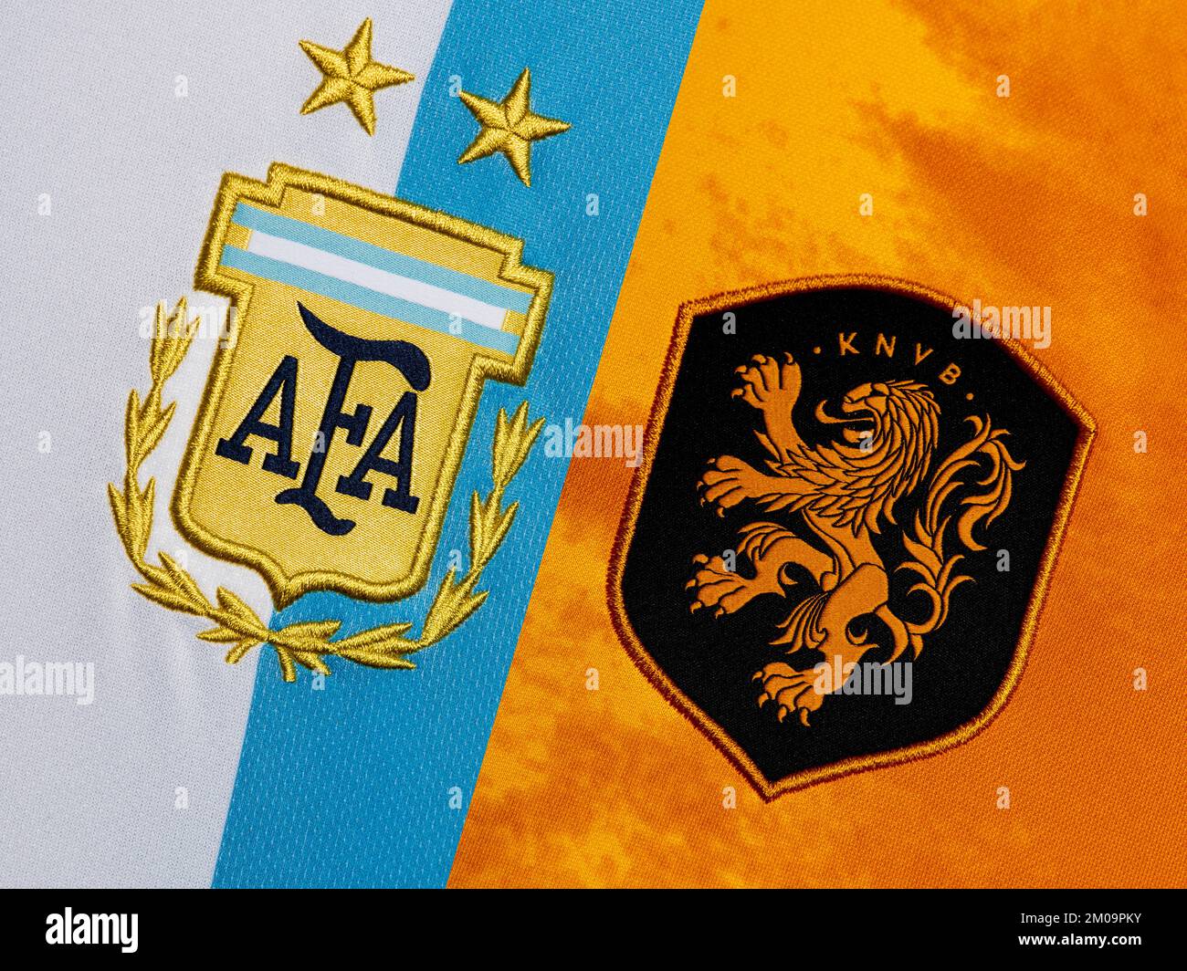 Primo piano della cresta della nazionale di calcio sulla divisa Home. Coppa del mondo FIFA Qatar 2022 Foto Stock