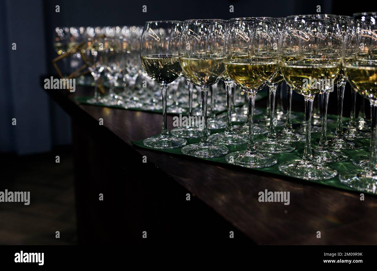 Bicchieri di vino in fila sul tavolo. Ricevimento secolare, nuovo anno, matrimonio Foto Stock