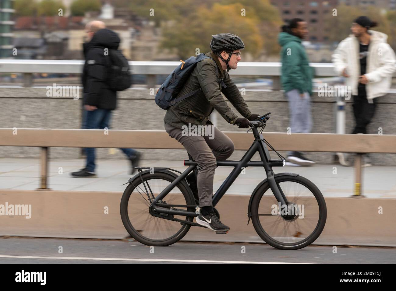 Un uomo che si trova a Londra, Regno Unito, in bicicletta elettrica. 18 Nov 2022 Foto Stock
