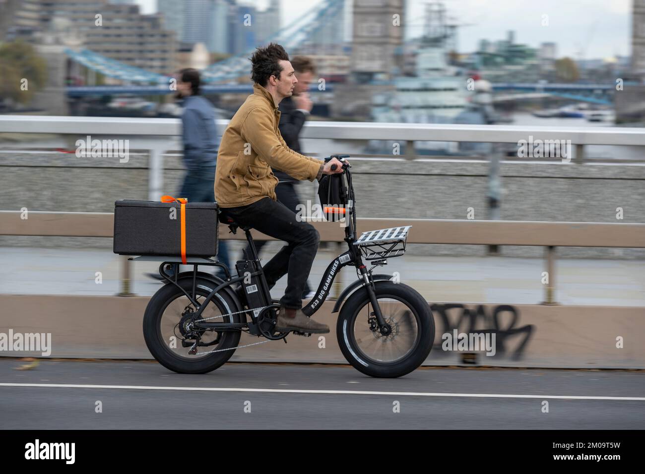 Un uomo che si trova a Londra, Regno Unito, in bicicletta elettrica. 17 Nov 2022 Foto Stock