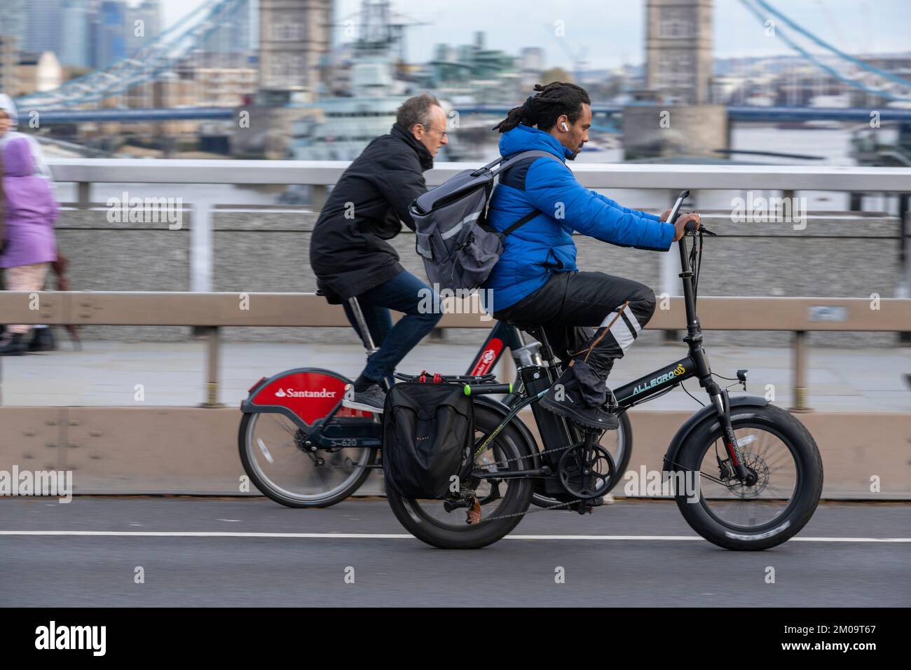 Un uomo che si trova a Londra, Regno Unito, in bicicletta elettrica. 17 Nov 2022 Foto Stock