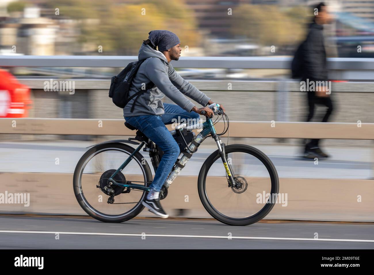 Un uomo che si trova a Londra, Regno Unito, in bicicletta elettrica. 17 Nov 2022 Foto Stock