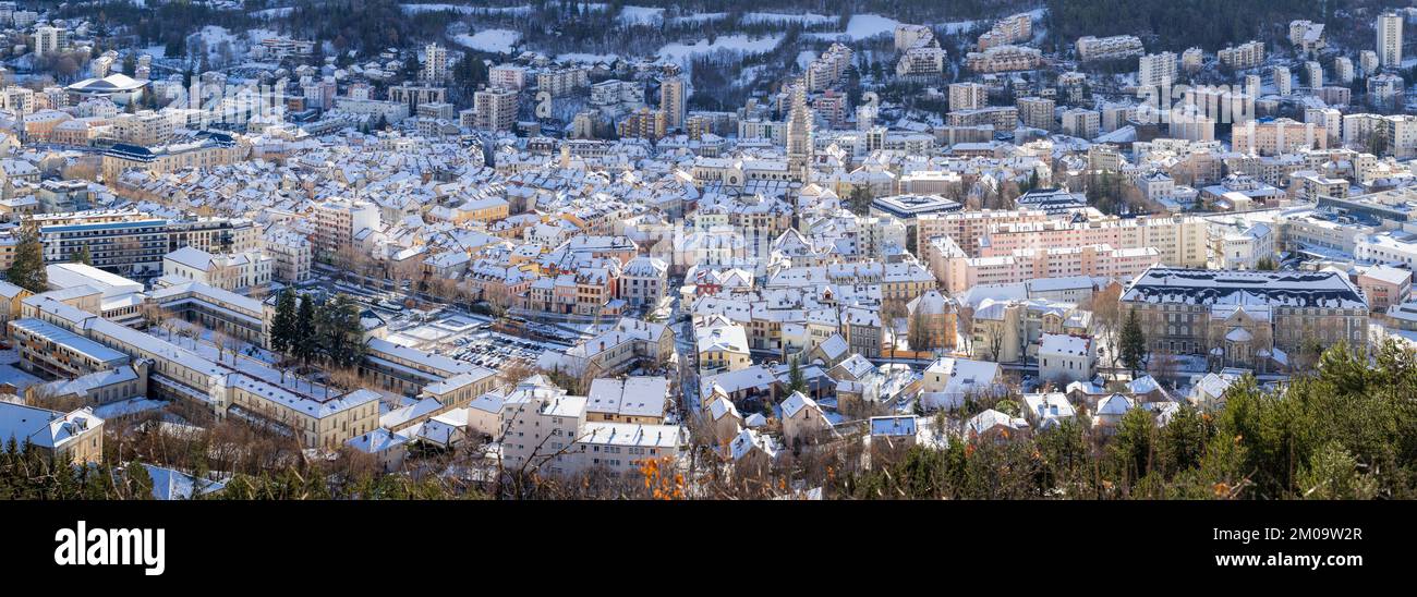 Vista panoramica elevata sui tetti innevati della città di Gap in inverno. Hautes-Alpes, Alpi, Francia Foto Stock