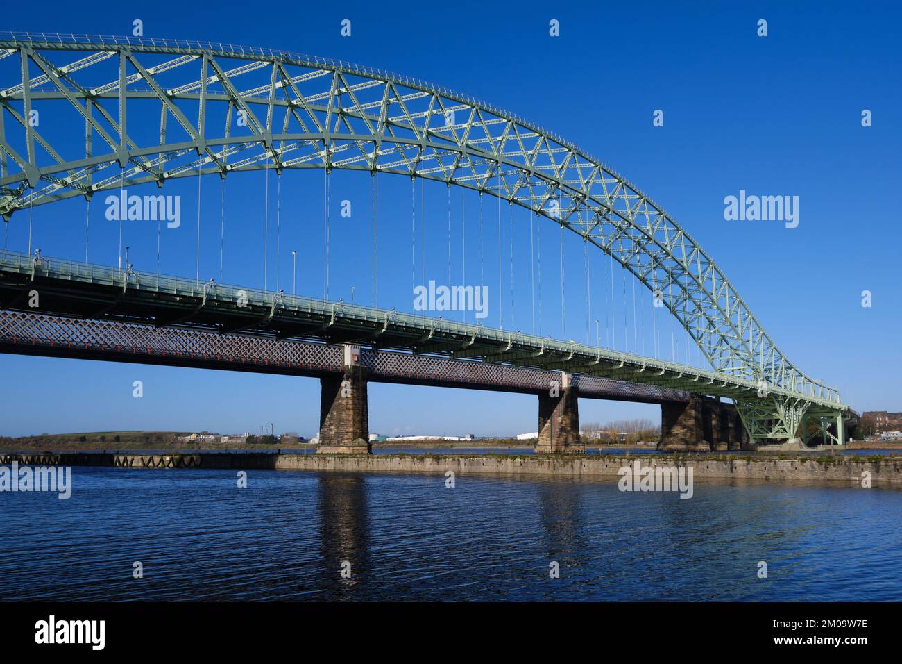 Ponte giubilare d'argento sulla Mersey tra Runcorn e Widnes Foto Stock