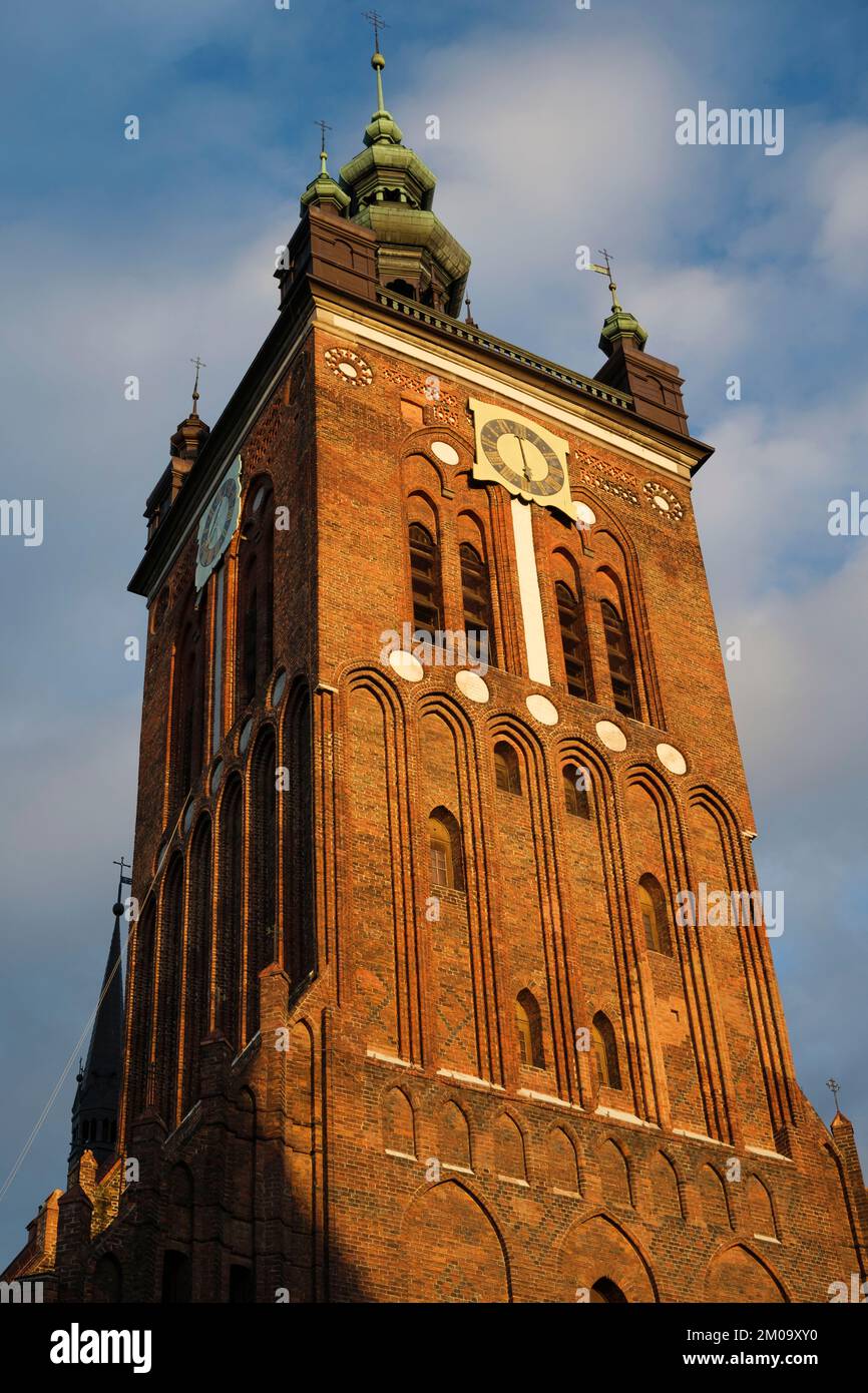 Tipica torre di una vecchia chiesa ai raggi del sole di Danzica Foto Stock