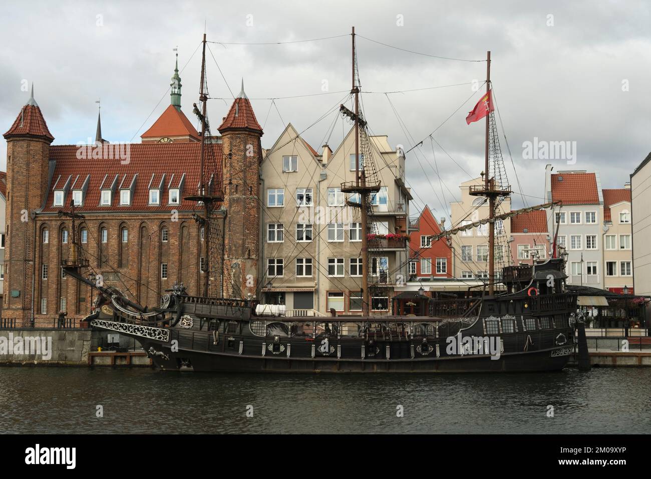 Vecchia nave a vela di fronte agli edifici storici, Danzica, Polonia Foto Stock