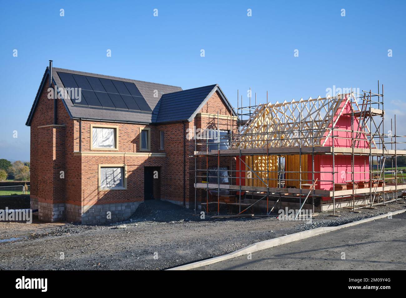 nuova casa, con pannelli solari sul tetto, in costruzione Foto Stock