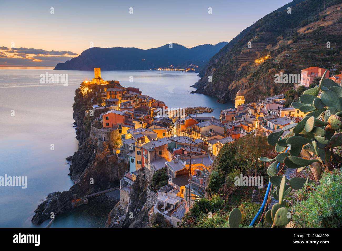 Vernazza, la Spezia, Liguria, Italia nella regione delle cinque Terre al tramonto. Foto Stock