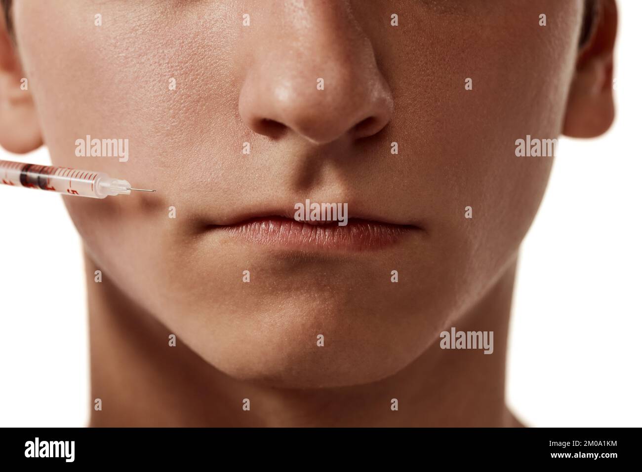 Immagine ritagliata del giovane, faccia che fa le iniezioni di bellezza sulle labbra, bocca. Trattamento antirughe. Concetto di bellezza maschile, chirurgia plastica, cosmetologia Foto Stock