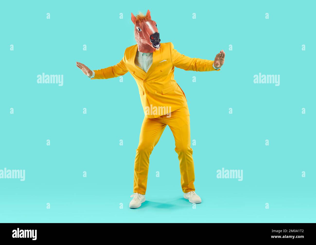 Uomo che indossa una maschera da cavallo in studio Foto Stock