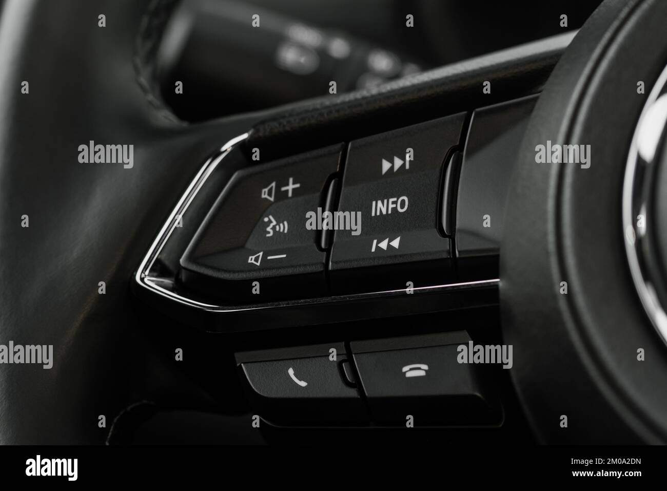 Pulsanti multipli sul volante per accettare o rifiutare le chiamate dalla vista ravvicinata del telefono. Pulsanti di risposta e rifiuto del telefono. Foto Stock