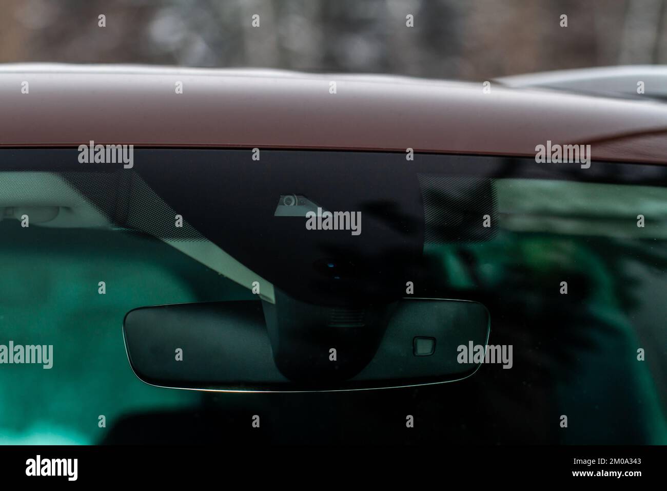 Sensori di pioggia e luce del parabrezza di un'auto moderna. Sensore pioggia vettura. Foto Stock