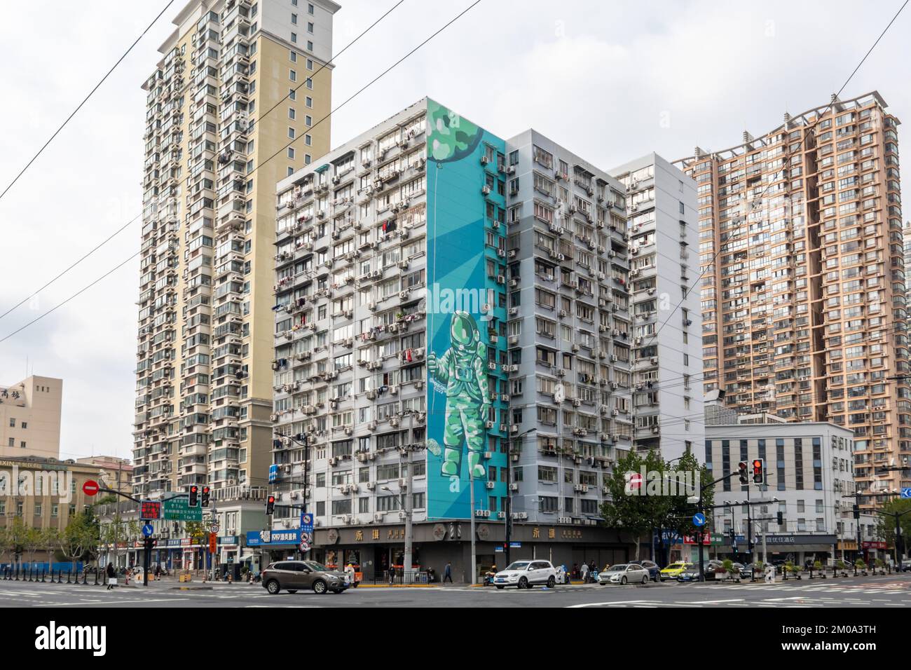 SHANGHAI, CINA - 5 DICEMBRE 2022 - Un dipinto murale di astronauta alto 43 metri, di 350 metri quadrati, si trova in un edificio di Shanghai, Cina, 5 dicembre 2 Foto Stock
