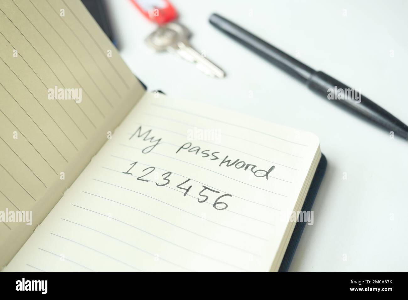 scrittura della password su una nota adesiva Foto Stock