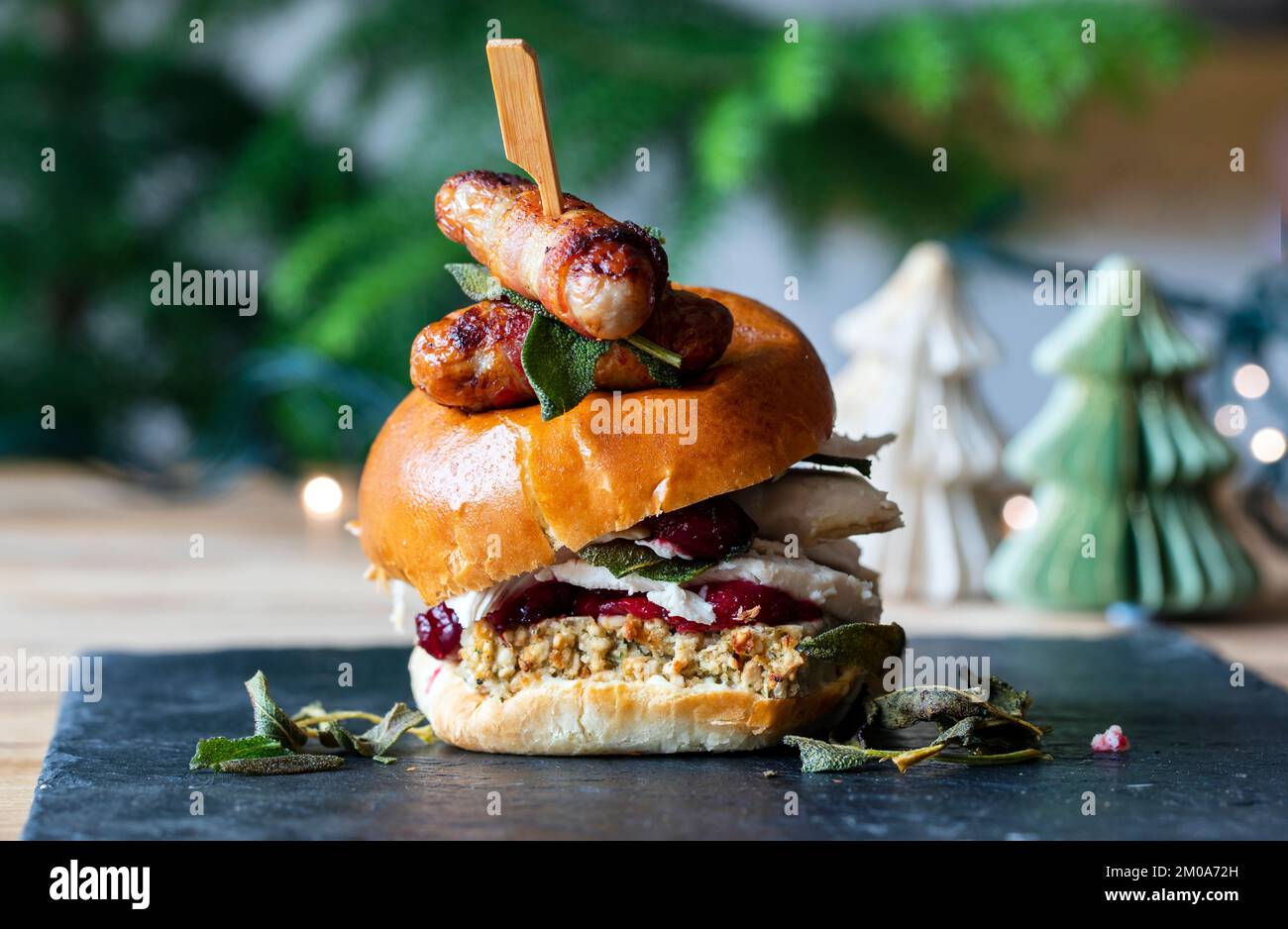 Brioche natalizia con tacchino, ripieno, salsa di mirtilli rossi e maiali in coperte Foto Stock