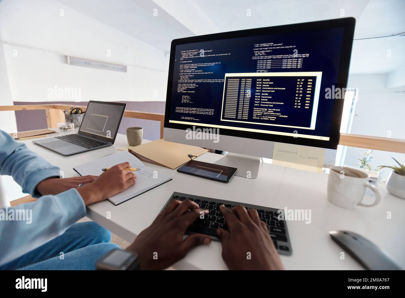 Team di sviluppatori che lavorano su nuovi software, vista in prima persona Foto Stock