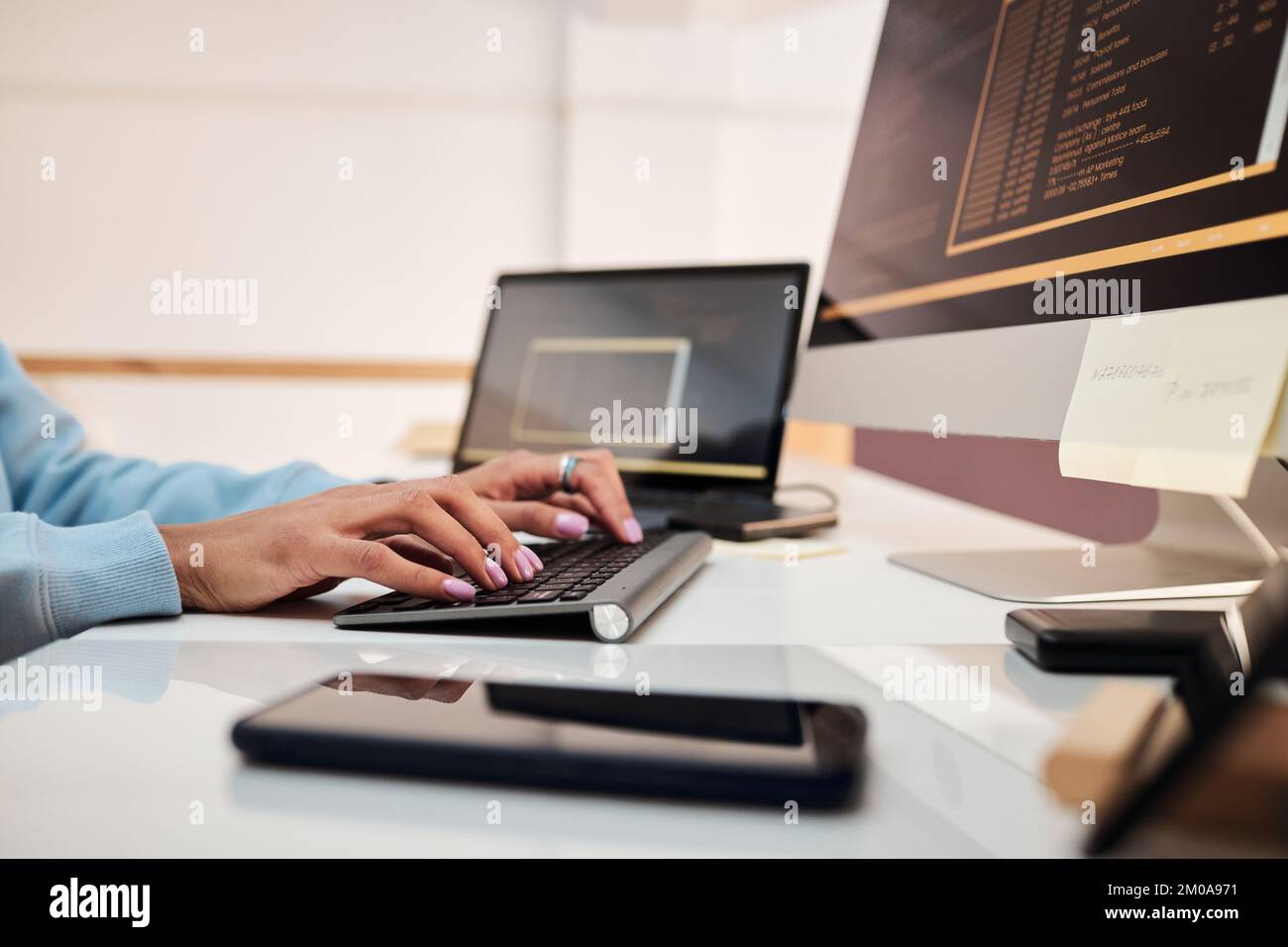 Immagine di primo piano del software di debug e aggiornamento del tecnico Foto Stock