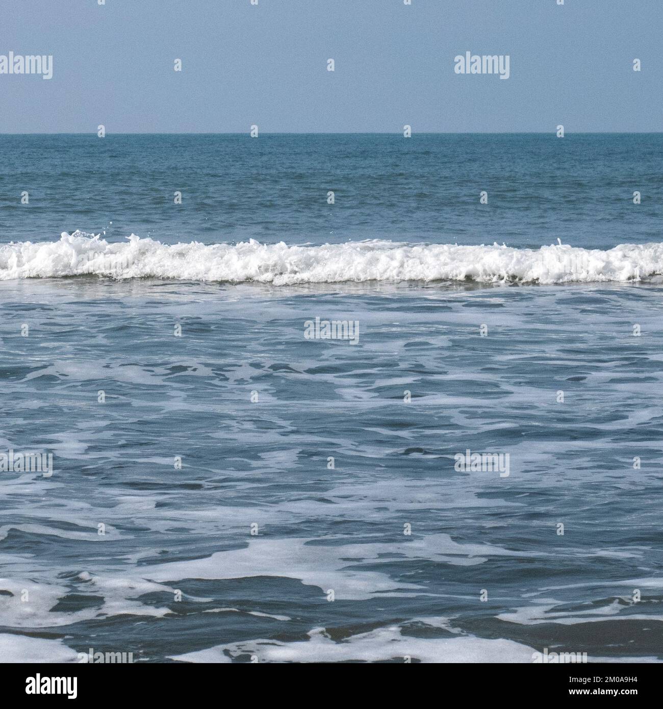 Riva del mare con onde dolci e modelli di surf e marea a Penbryn spiaggia Cardigan Bay nel sud ovest del Galles UK Foto Stock