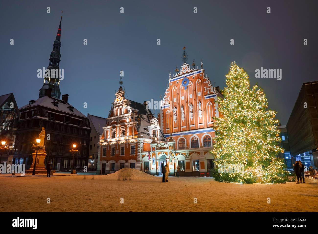 La gente gode il mercato di Natale in inverno riga in Lettonia. Foto Stock