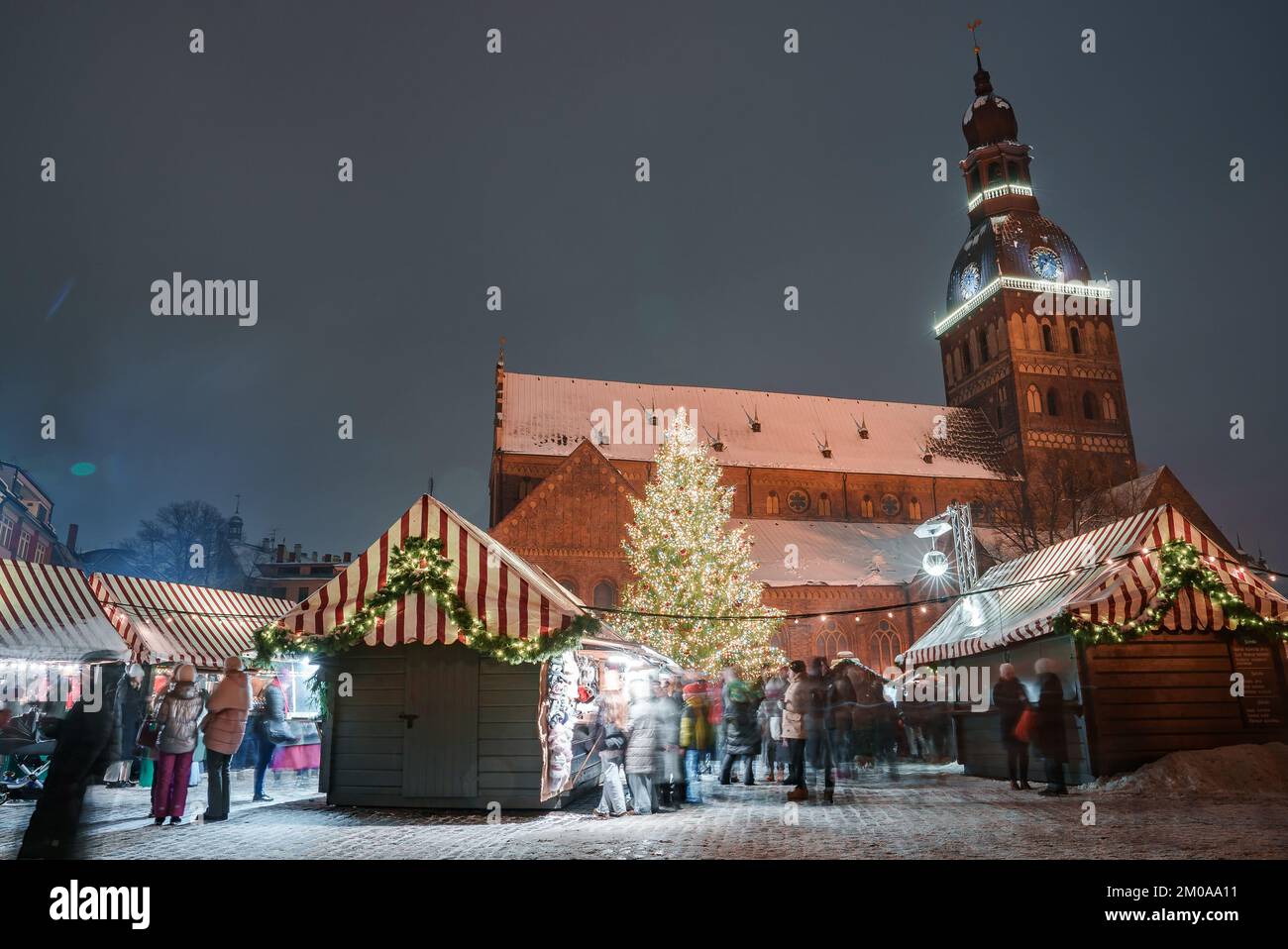 La gente gode il mercato di Natale in inverno riga in Lettonia. Foto Stock