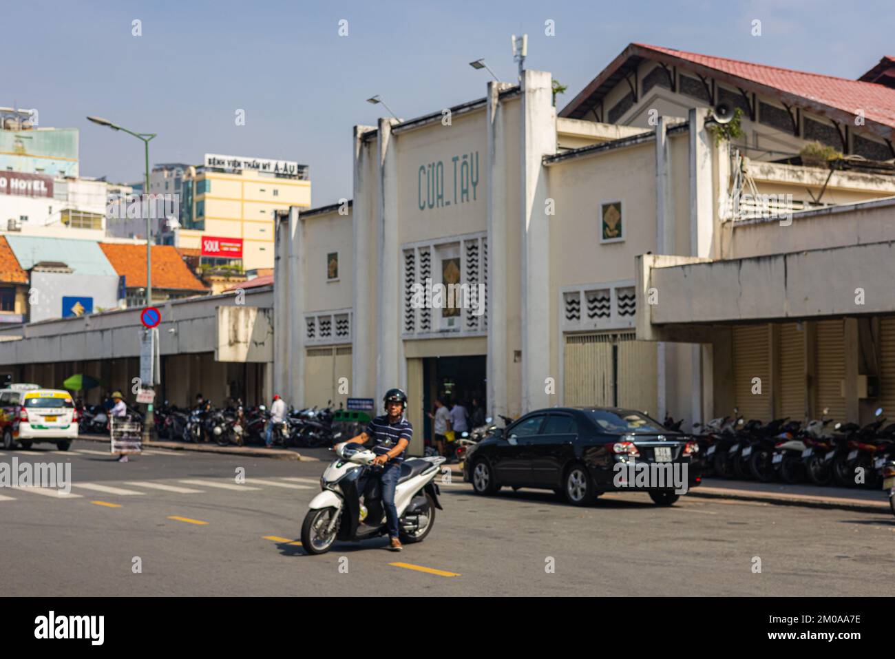 Ho Chi Minh City, Vietnam - 10 novembre 2022: Il mercato di ben Thanh nel distretto 1 di Saigon. Il mercato si trova nel centro del quartiere 1. Ben Foto Stock