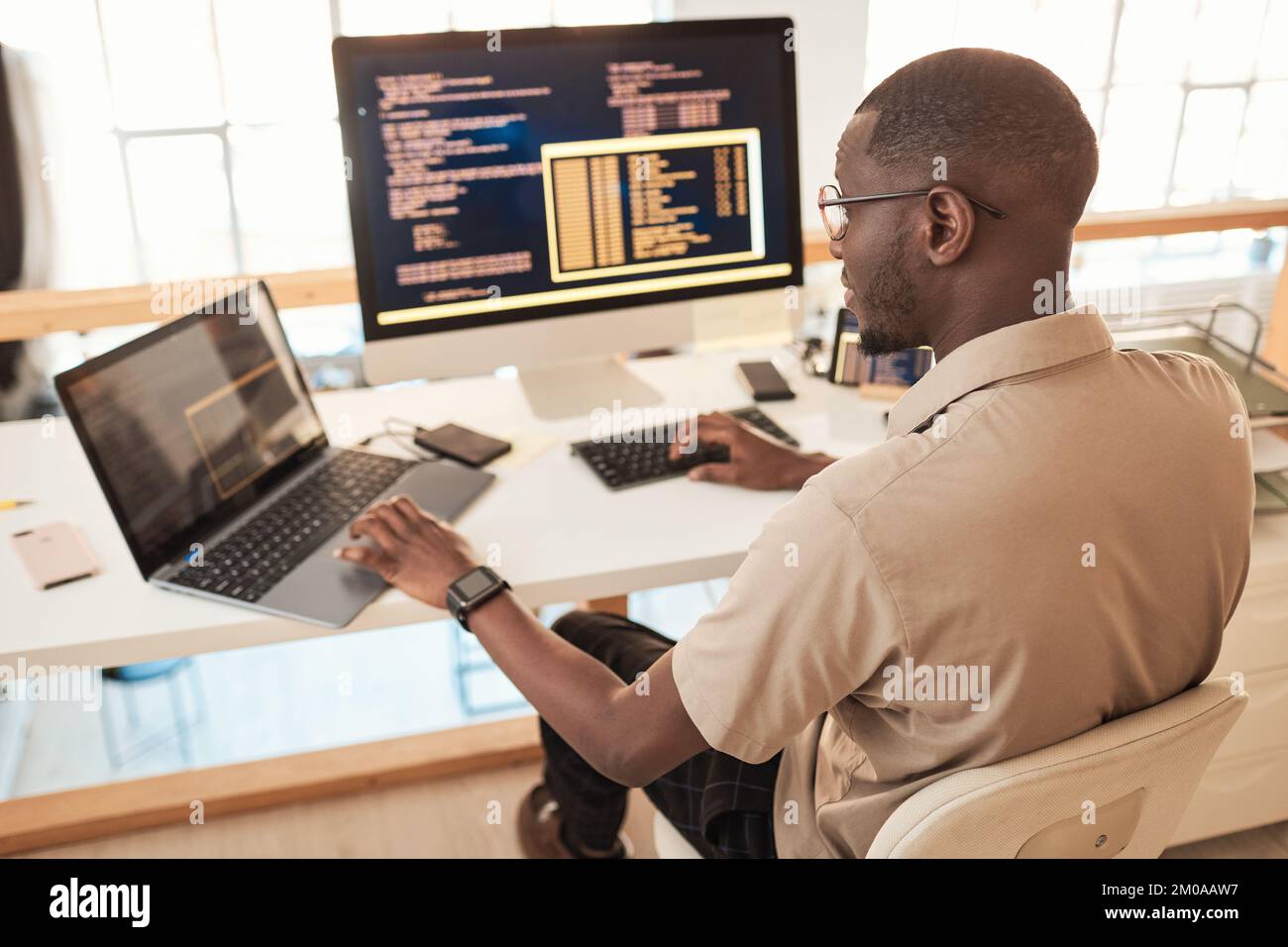 DevOps engineer garantisce che i sistemi siano sicuri e sicuri contro le minacce alla sicurezza informatica Foto Stock