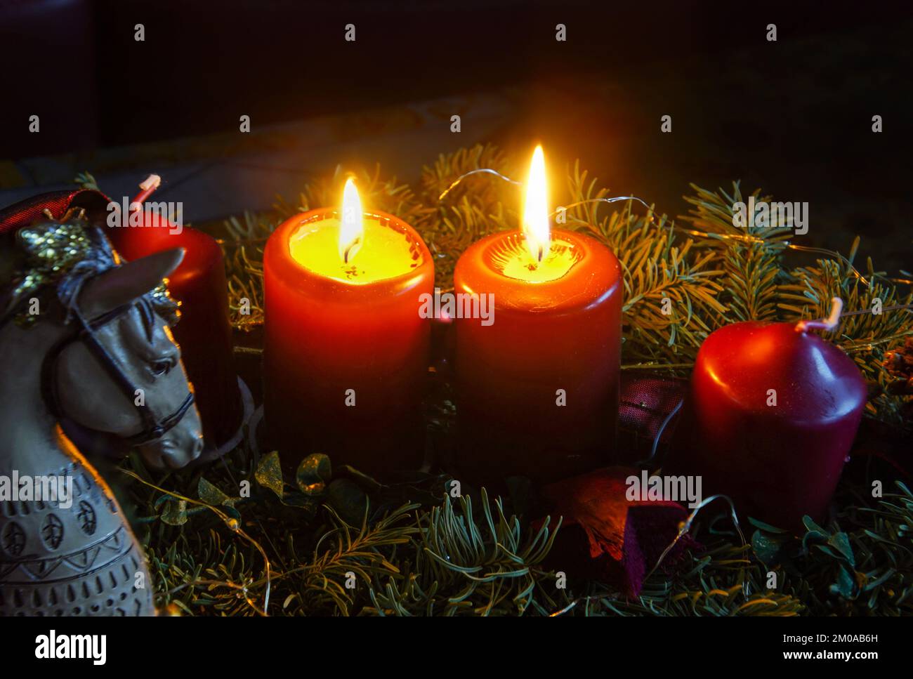 Brennende Kerzen zum 2. Avvento Foto Stock
