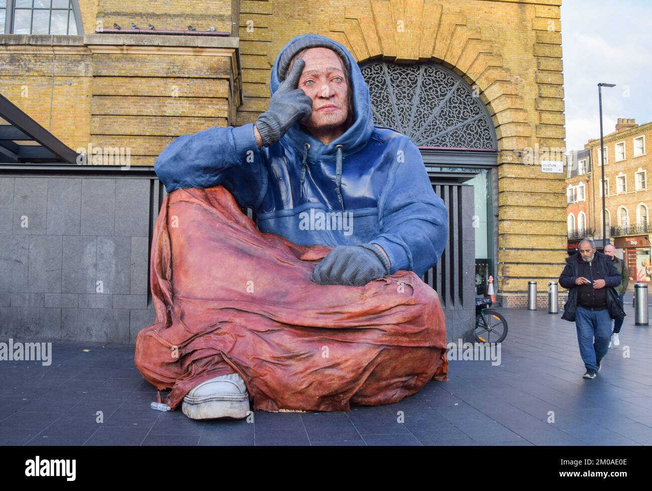 Londra, Regno Unito. 5th dicembre 2022. Una scultura gigante di una persona senza tetto è stata svelata dalla crisi di carità senza casa al di fuori della stazione di King's Cross per aumentare la consapevolezza e le donazioni per le persone senza tetto. La statua realistica alta 4,3 metri, chiamata Alex, è stata creata da Sophie de Oliveira Barata utilizzando la tecnologia che combina le caratteristiche dei veri senzatetto. Credit: Vuk Valcic/Alamy Live News Foto Stock