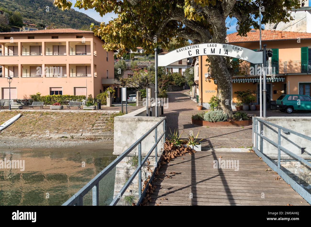 Cremia, Lombardia, Italia - 6 novembre 2022: Molo di Cremia paese situato sulla riva del lago di Como, in autunno, Lombardia, Italia Foto Stock