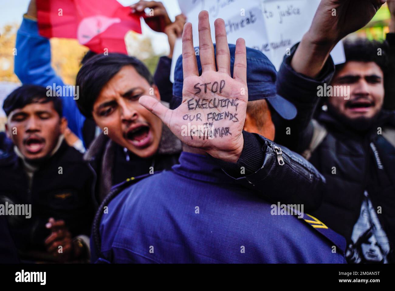 Il cadre sindacale studentesco si scontra con la polizia tumulto durante la manifestazione. La protesta al di fuori dell'ambasciata di Myanmar con sede in Nepal a sostegno dei sette studenti universitari che protestavano contro il colpo di stato militare in Myanmar e in seguito hanno condannato a morte un tribunale militare che, secondo le Nazioni Unite, ha preso a 139 il conto di coloro che sono nel braccio della morte A Lalitpur. Foto Stock