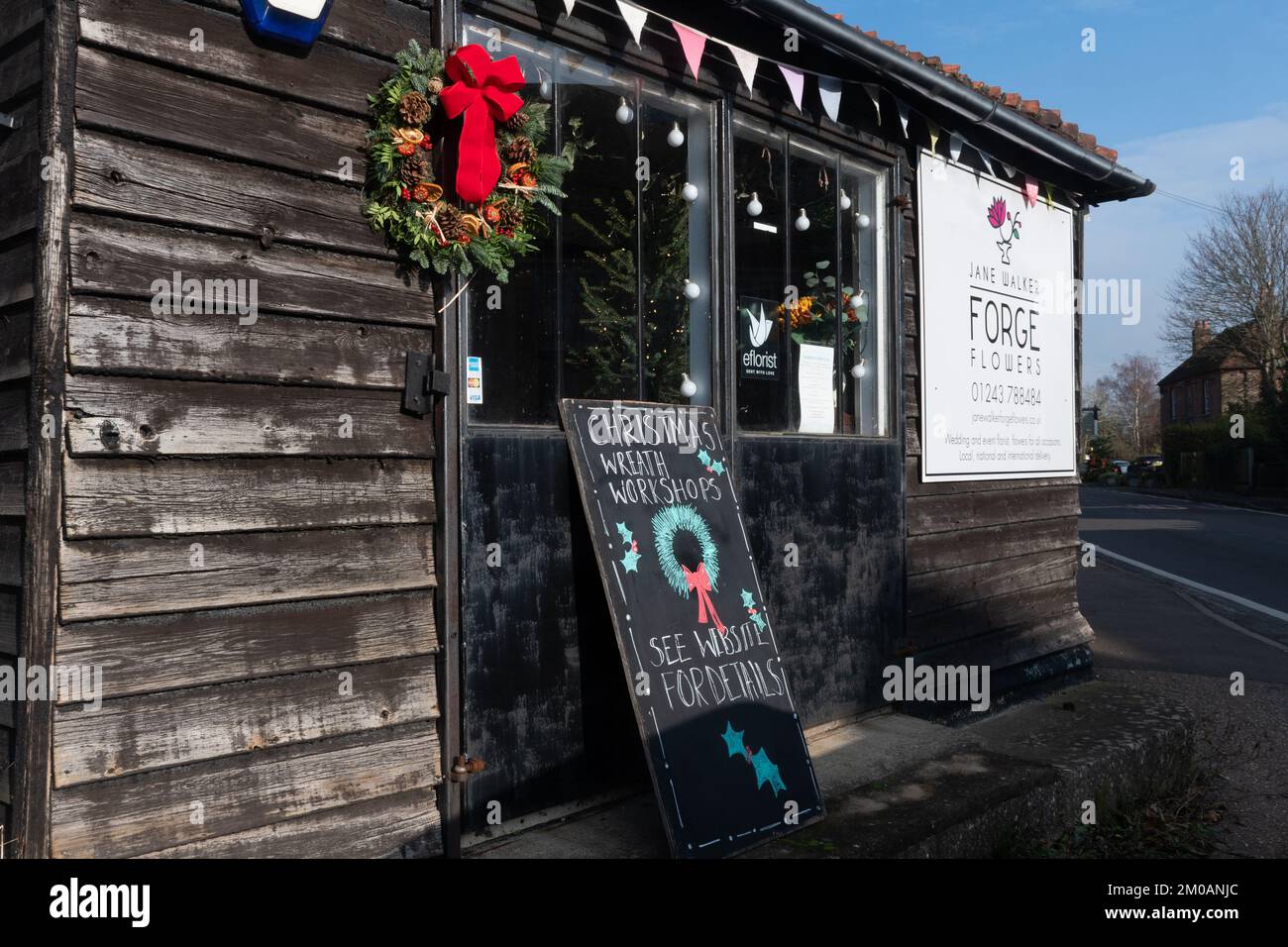 Fioristi negozio business chiamato Forge Fiori pubblicità wreath workshop natalizi per la stagione festiva, Halnaker, West Sussex, Inghilterra, Regno Unito. Foto Stock