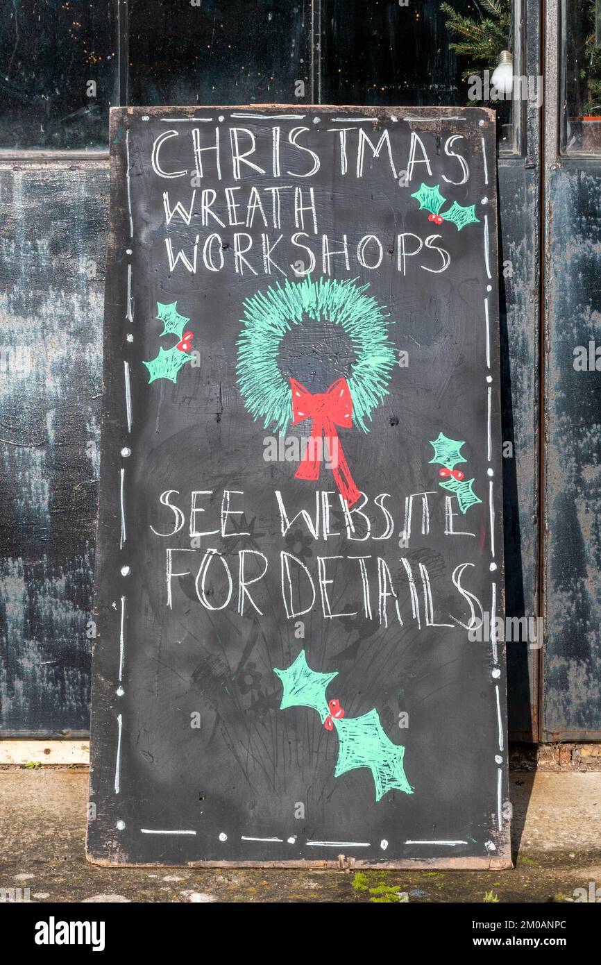 Fioristi negozio business chiamato Forge Fiori pubblicità wreath workshop natalizi per la stagione festiva, Halnaker, West Sussex, Inghilterra, Regno Unito. Foto Stock