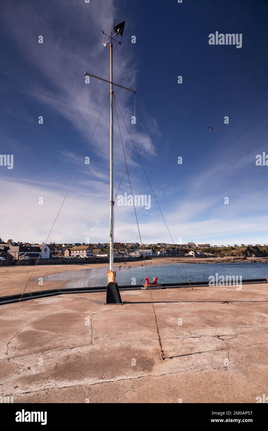 Flagpole alla spiaggia di Eyemouth sulla costa orientale della Scozia Foto Stock