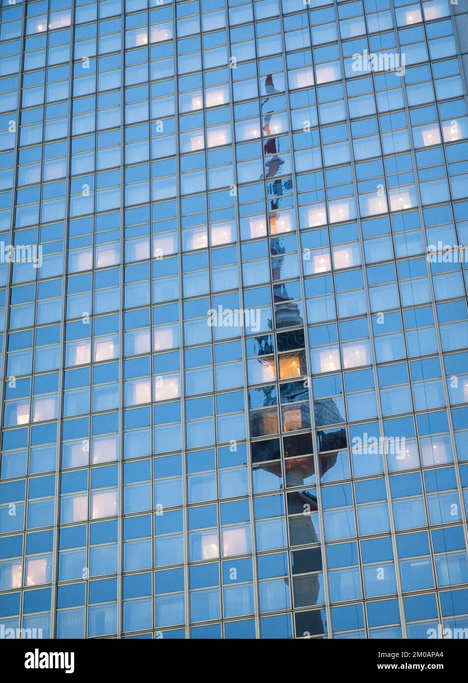 Fernsehturm si riflette sulle finestre del Park Inn by Radisson hotel. Berlino Mitte, Berlino, Germania, Europa. Foto Stock